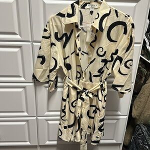 Cute Short Romper with belt and pockets
Big hit Fashion
Size M